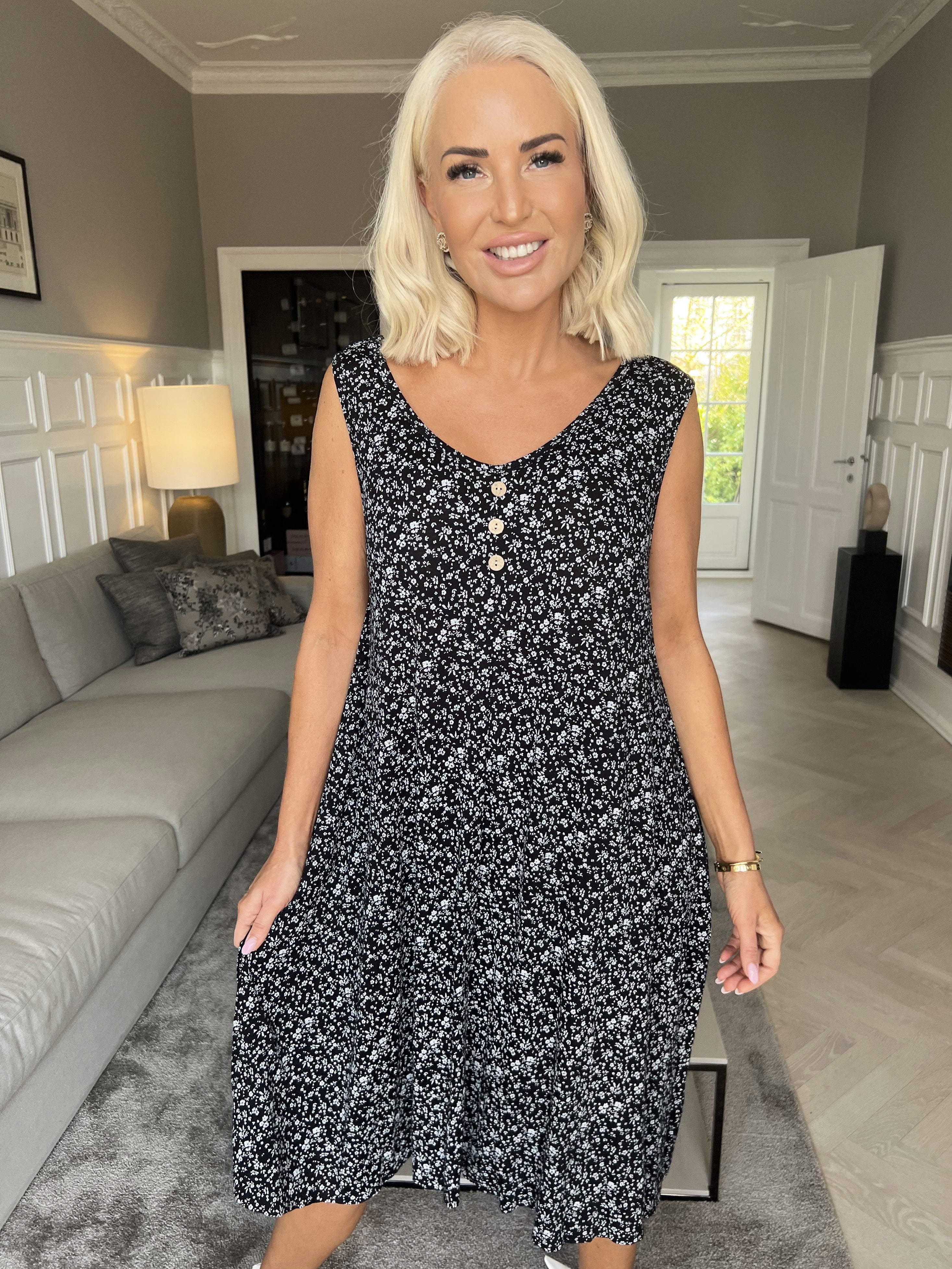 Astrid - Sød sommerkjole i viskose med småt blomsterprint